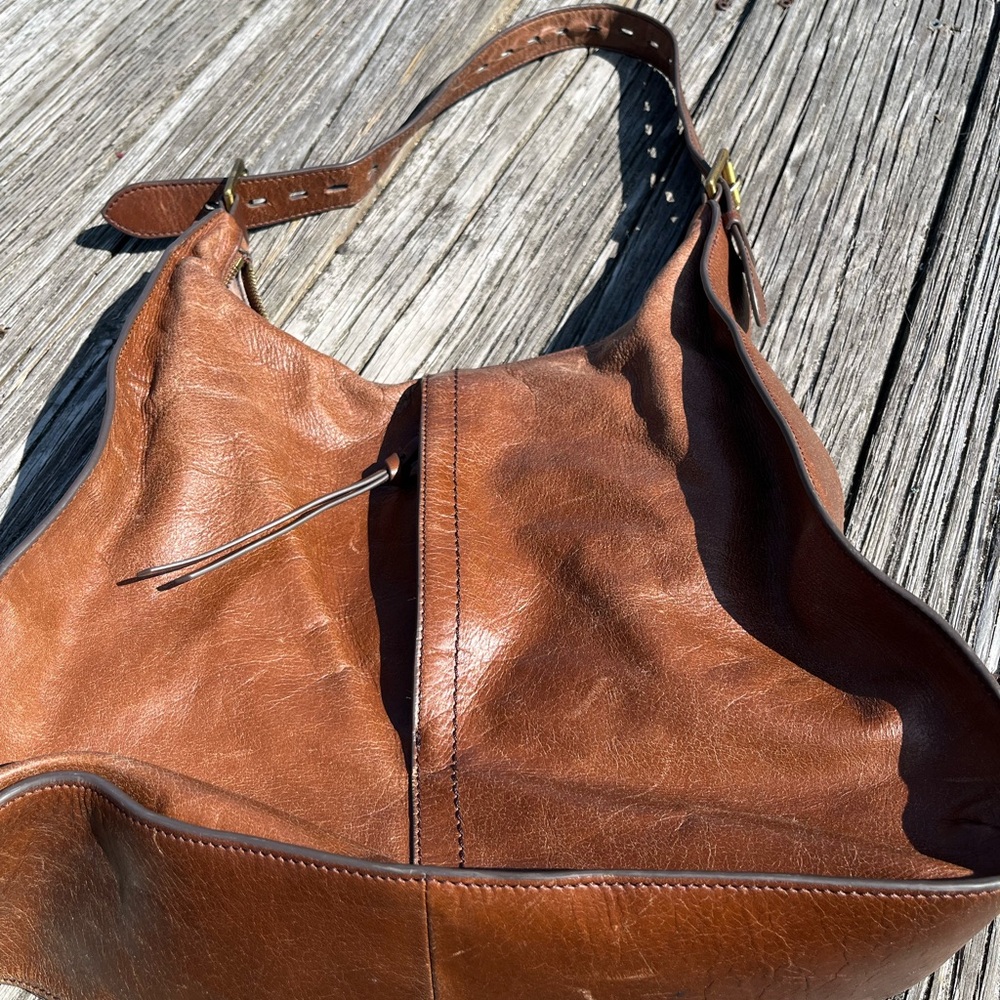 Elegant Tan Leather Shoulder Bag FOSSIL WITH KEY CHARM, shoulder strap